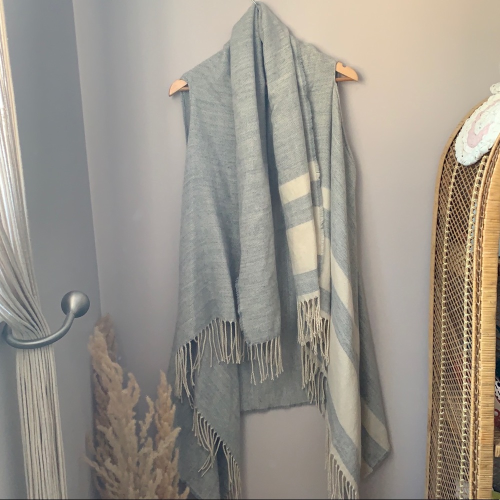 🧁HostPick🧁Grey&Cream Fringe Vest/Shawl One Size
